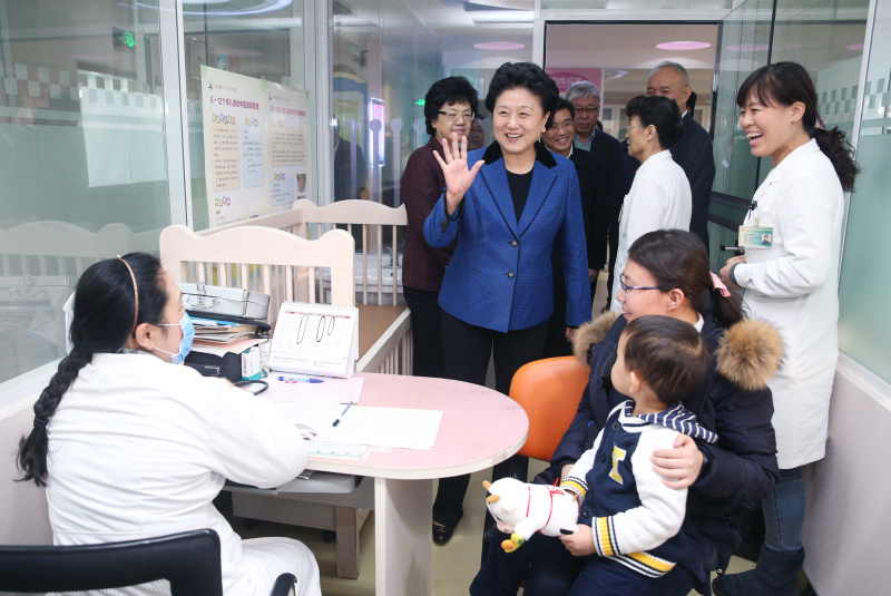 1月3日,中共中央政治局委员、国务院副总理刘延东到北京市考察基层医疗卫生工作。这是刘延东在北京市西城区月坛社区卫生服务中心,看望慰问基层医护人员、就诊患者。